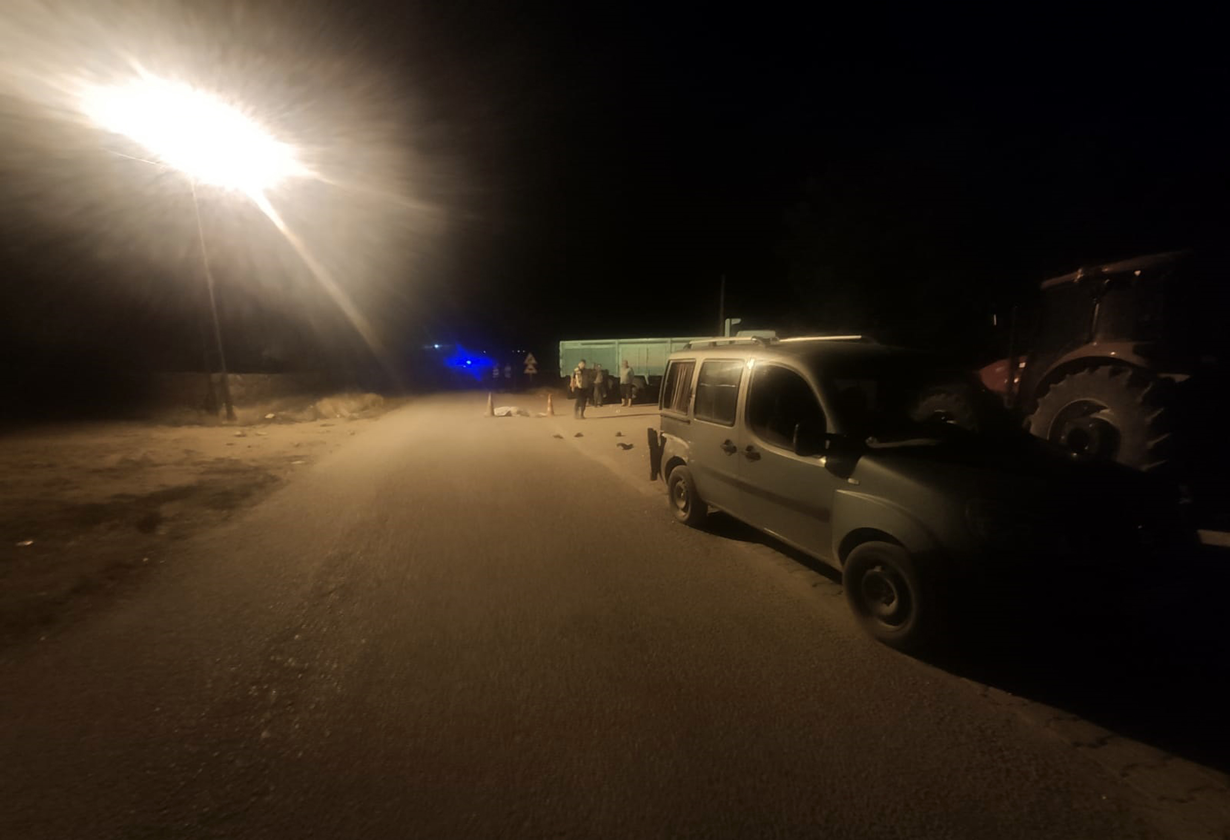 Yol kenarında bekleyen yayaya çarpıp kaçtı: 1 ölü