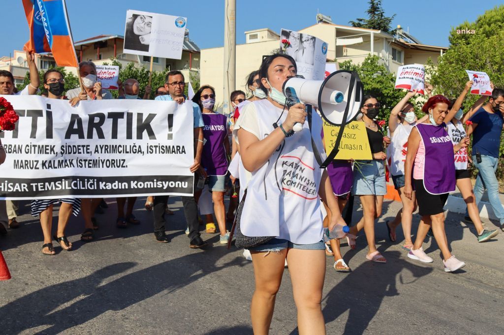 Kadınlar sokak ortasında öldürülen Hatun için sokaklardaydı