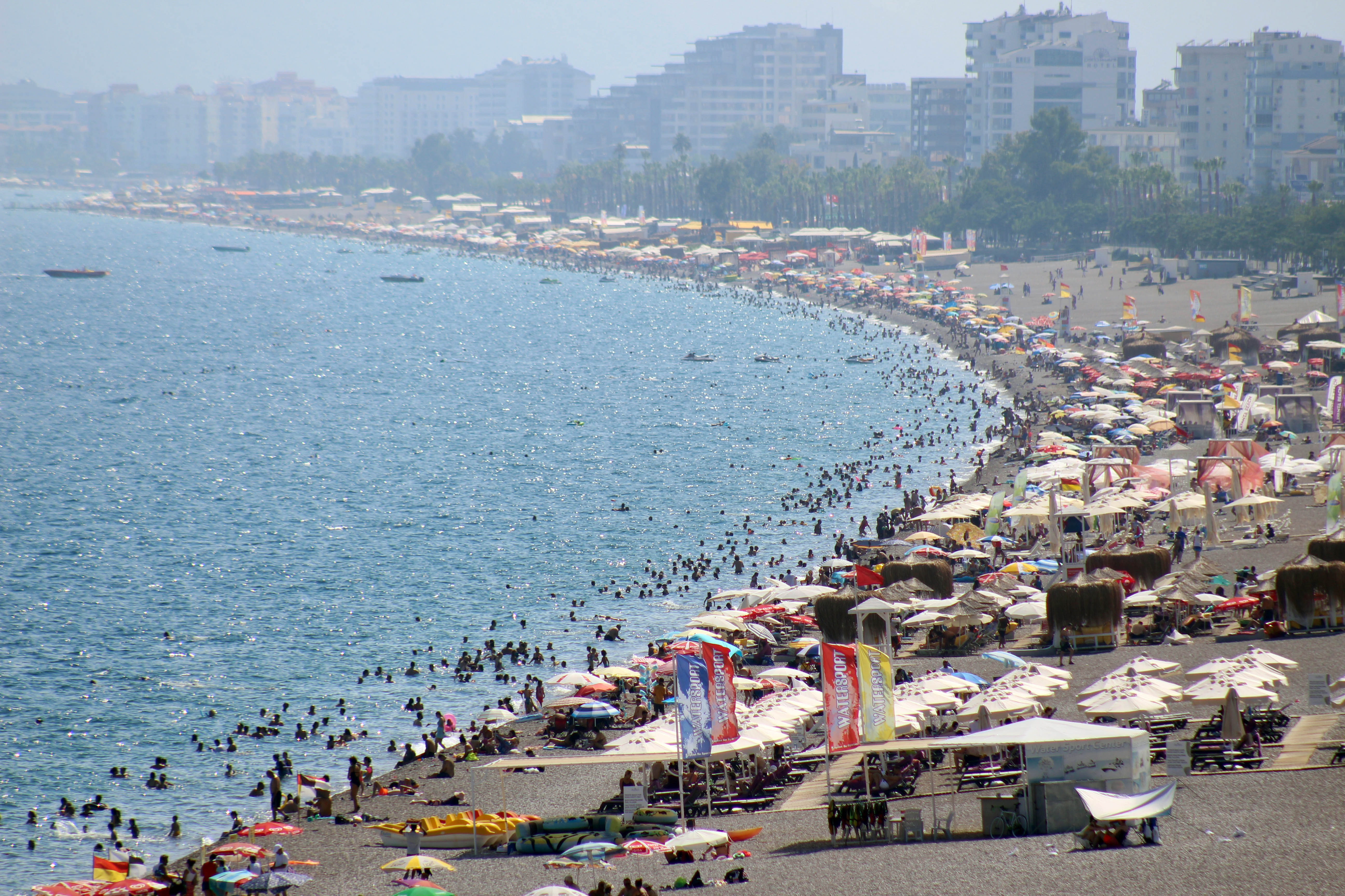 Türkiye sıcaktan bunaldı: Konyaaltı Sahili de doldu taştı
