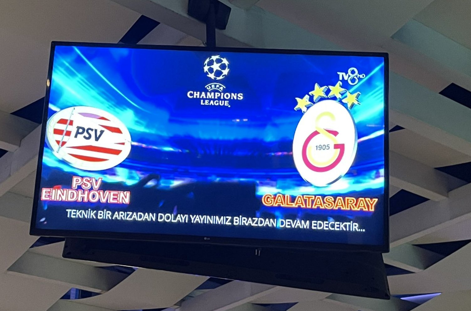 TV8 yayını neden donuyor? Galatasaray PSV maçında büyük kriz