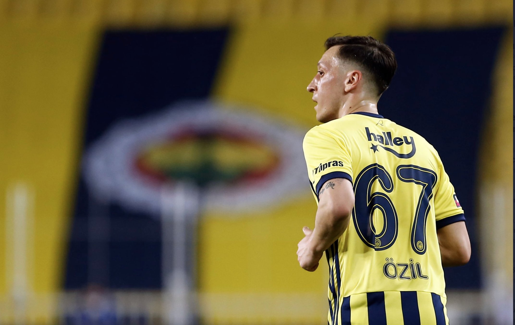 Fenerbahçe'nin yıldızı Mesut Özil'den ırkçılığa tepki