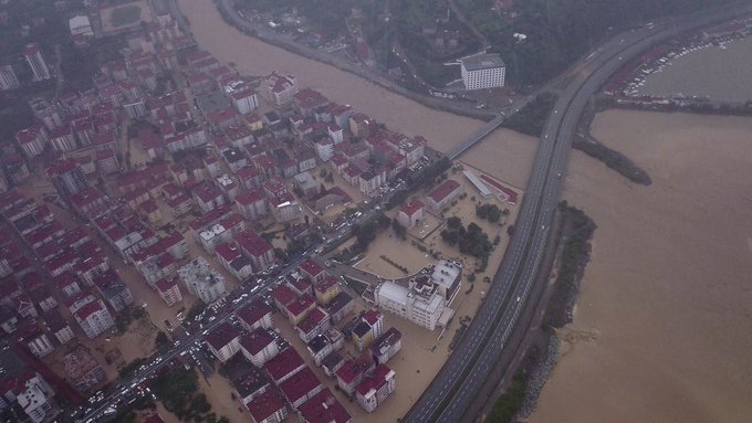 Arhavi'de 5 bin kişinin yaşadığı Boğaziçi Mahallesi sular altında
