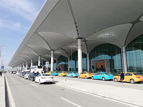 İBB: İstanbul Havalimanı'ndaki 400 taksinin çalışma izinleri askıya alındı