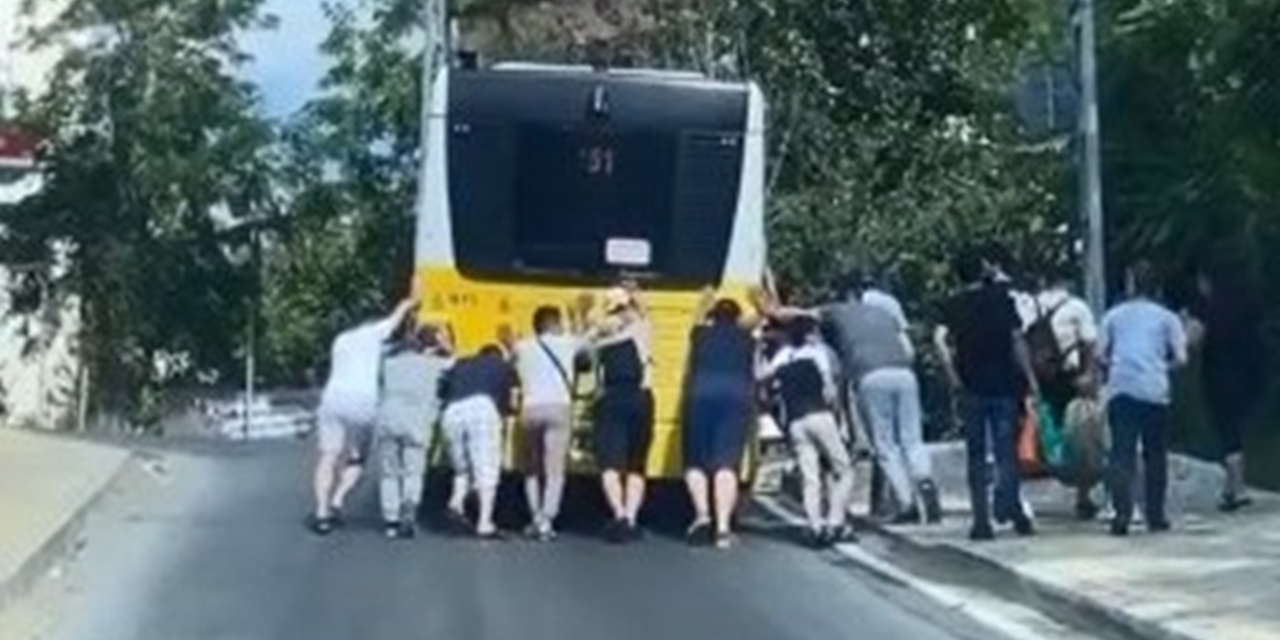 Arızalanan İETT otobüsünü yolcular itti