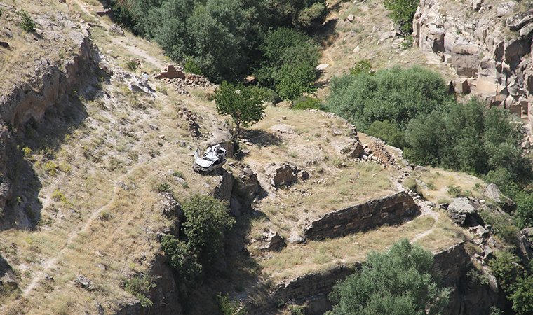 El frenini çekilmeyen otomobil 330 metreden düştü