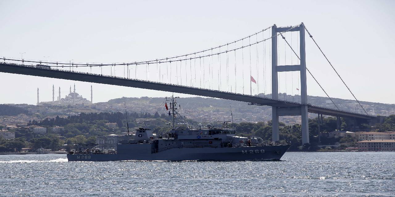 Mayın arama gemileri İstanbul Boğazı'ndan geçti