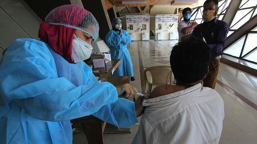 Suudi Arabistan'da koronavirüs aşısı olmayanlar kamusal alanlara alınmayacak