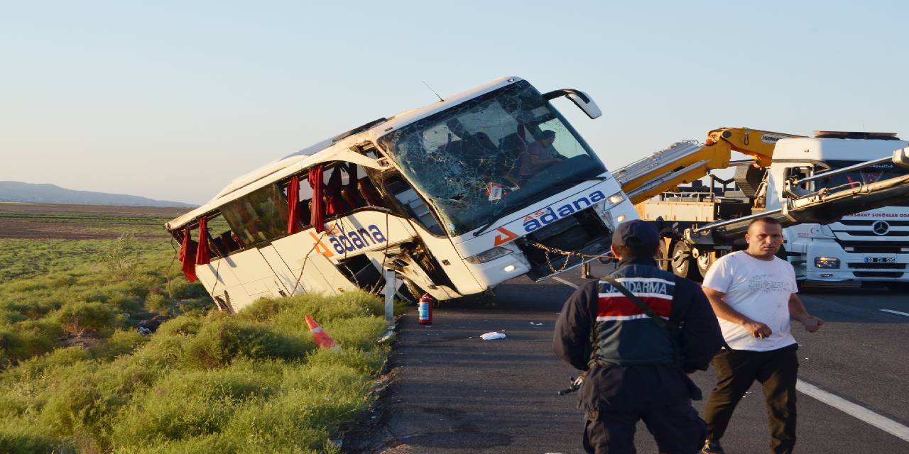 Aksaray'da yolcu otobüsü şarampole devrildi: 22 yaralı