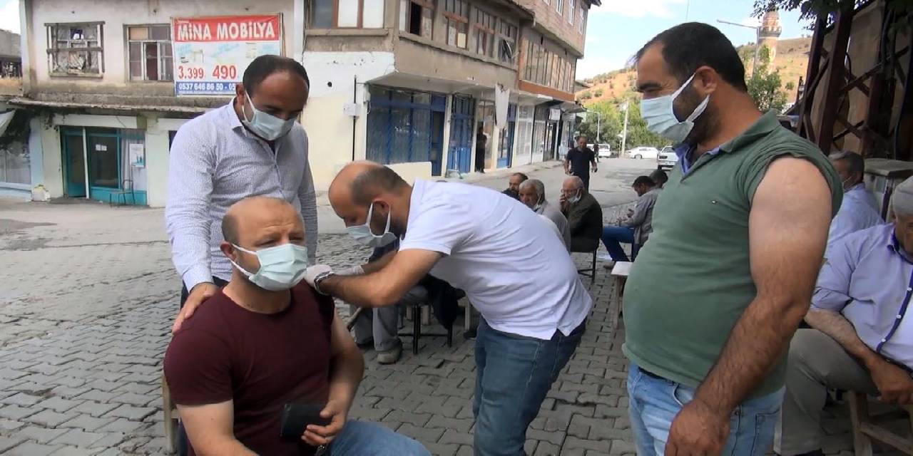Muş'ta sağlık çalışanları kahvehaneleri gezdi: Hep birlikte bu salgını yenelim