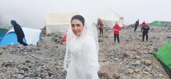 Dağcı Sevgül Eraslan şiddete dikkat çekmek için Ağrı Dağı ile evlendi