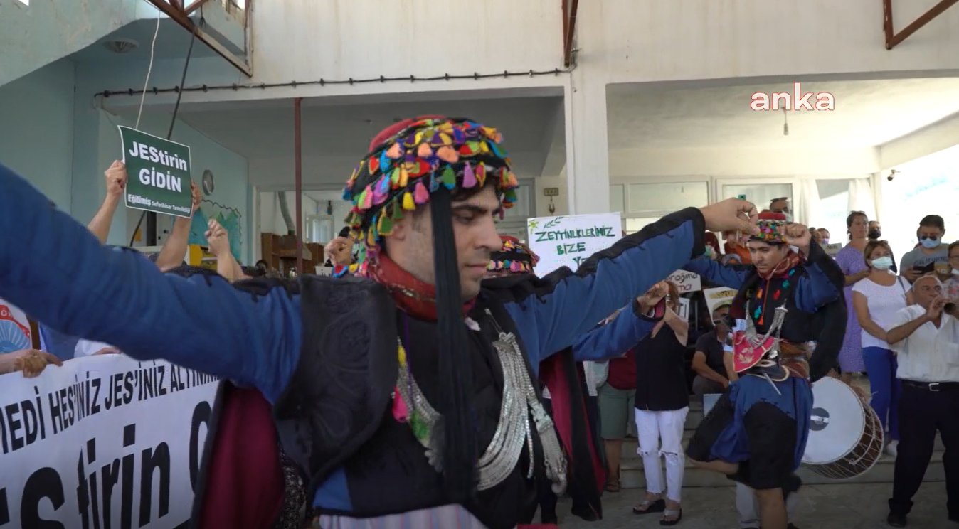 'JEStirin Gidin!' pankartı önünde Zeybekli jeotermal protestosu: Toplantıyı iptal ettirdi