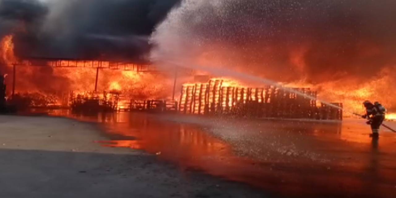 Kahramanmaraş'ta market deposu yandı