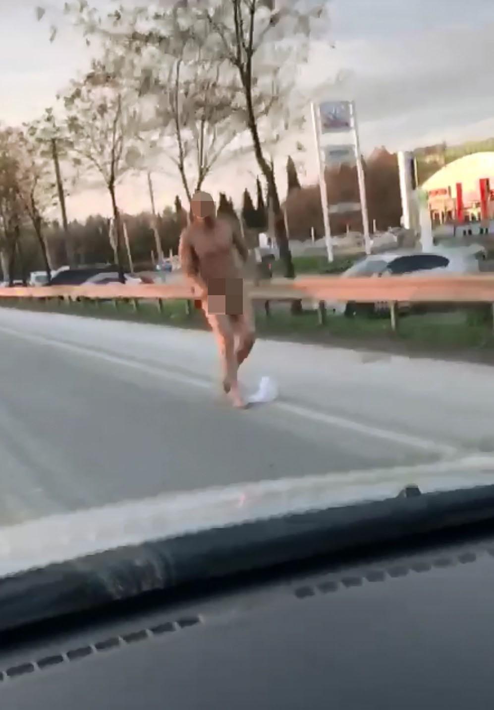 Karayolunda çıplak adam trafiği birbirine kattı