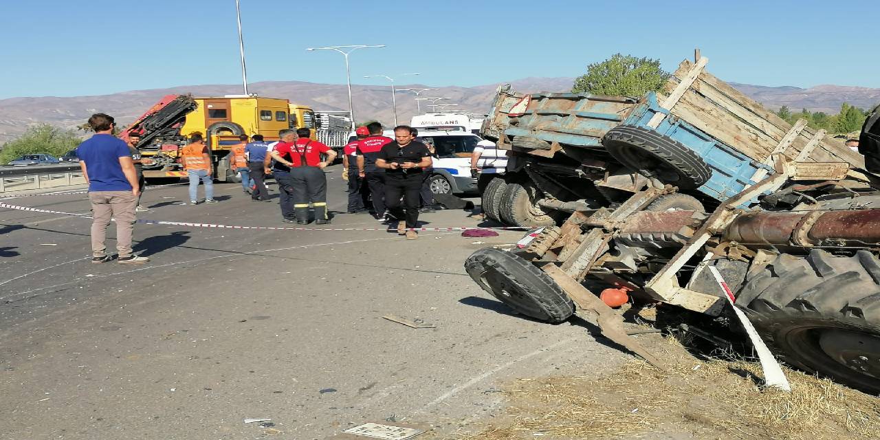 Erzincan'da traktör ve kamyon çarpıştı: 2 ölü, 6 yaralı
