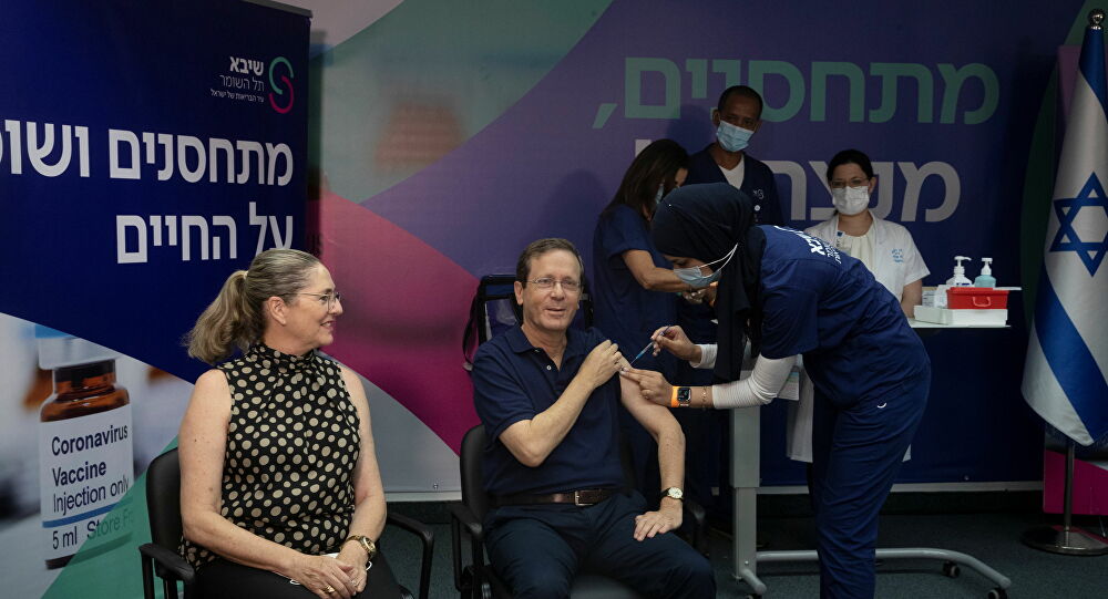 İsrail Cumhurbaşkanı ile eşi üçüncü doz Biontech aşısını oldu