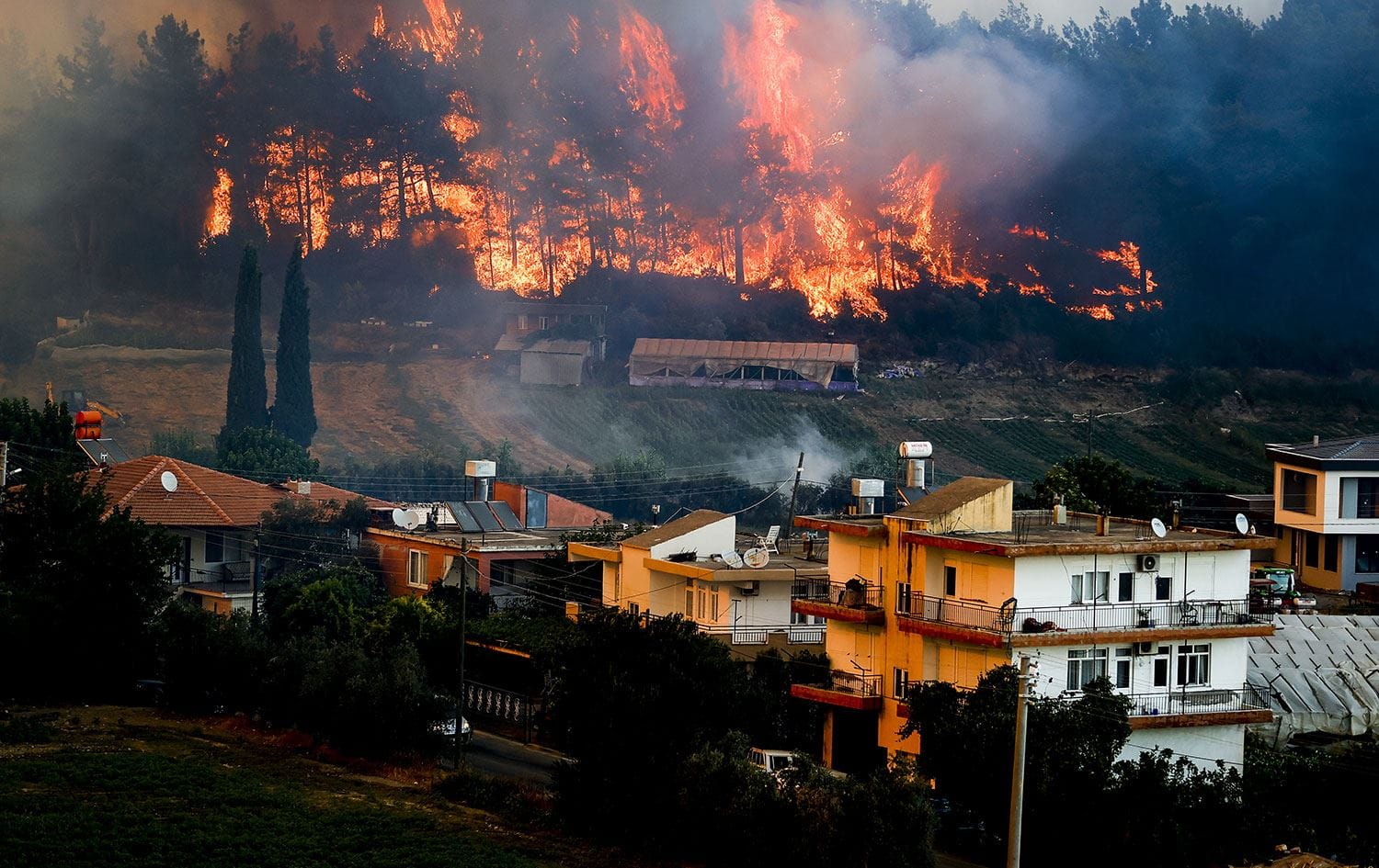 Türkiye'de yangınlar dünya basınında: Geriye metal sandalyeler kaldı