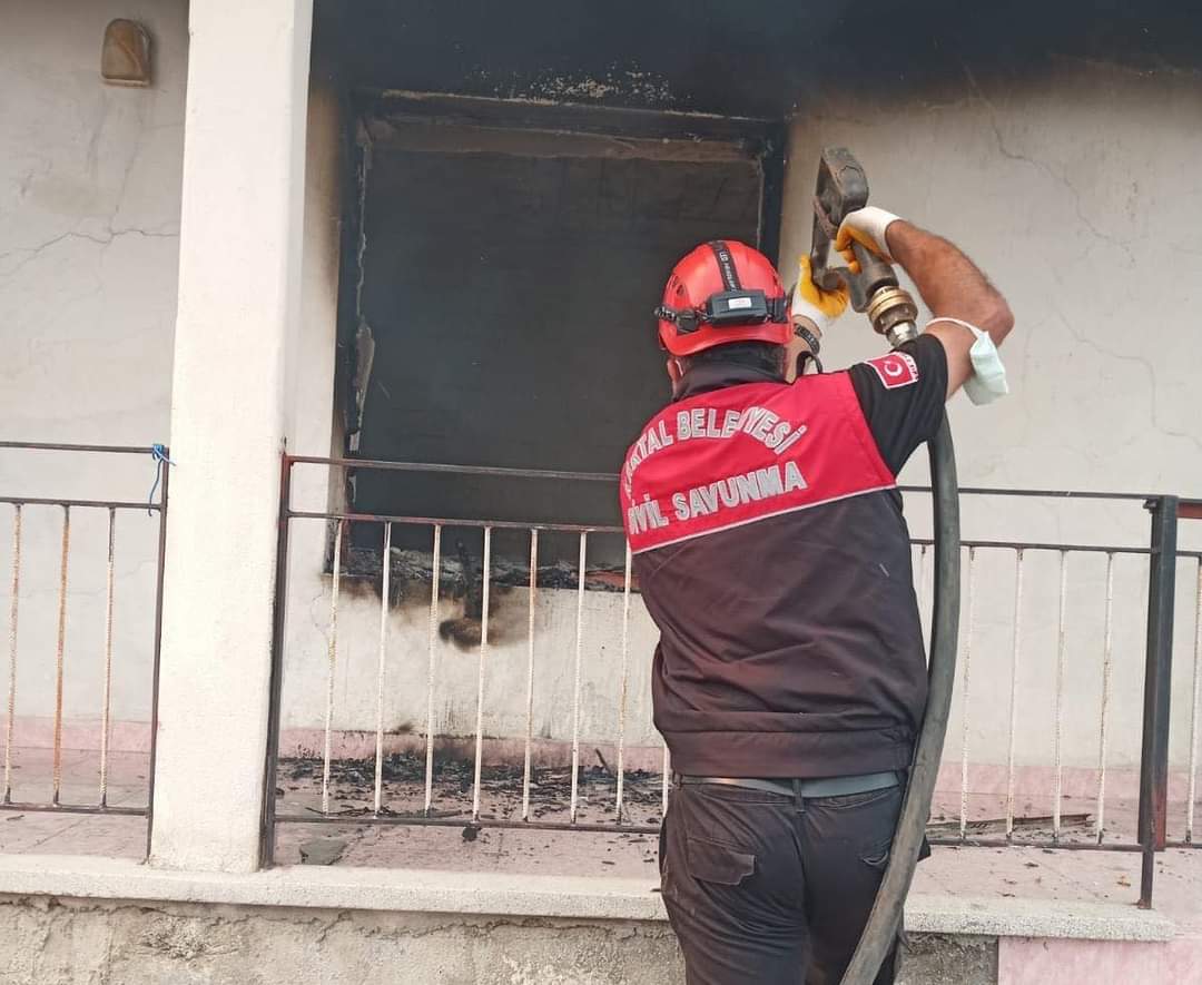 Kartal Belediyesi ekipleri, yangın bölgelerinde yaraları sarmaya devam ediyor