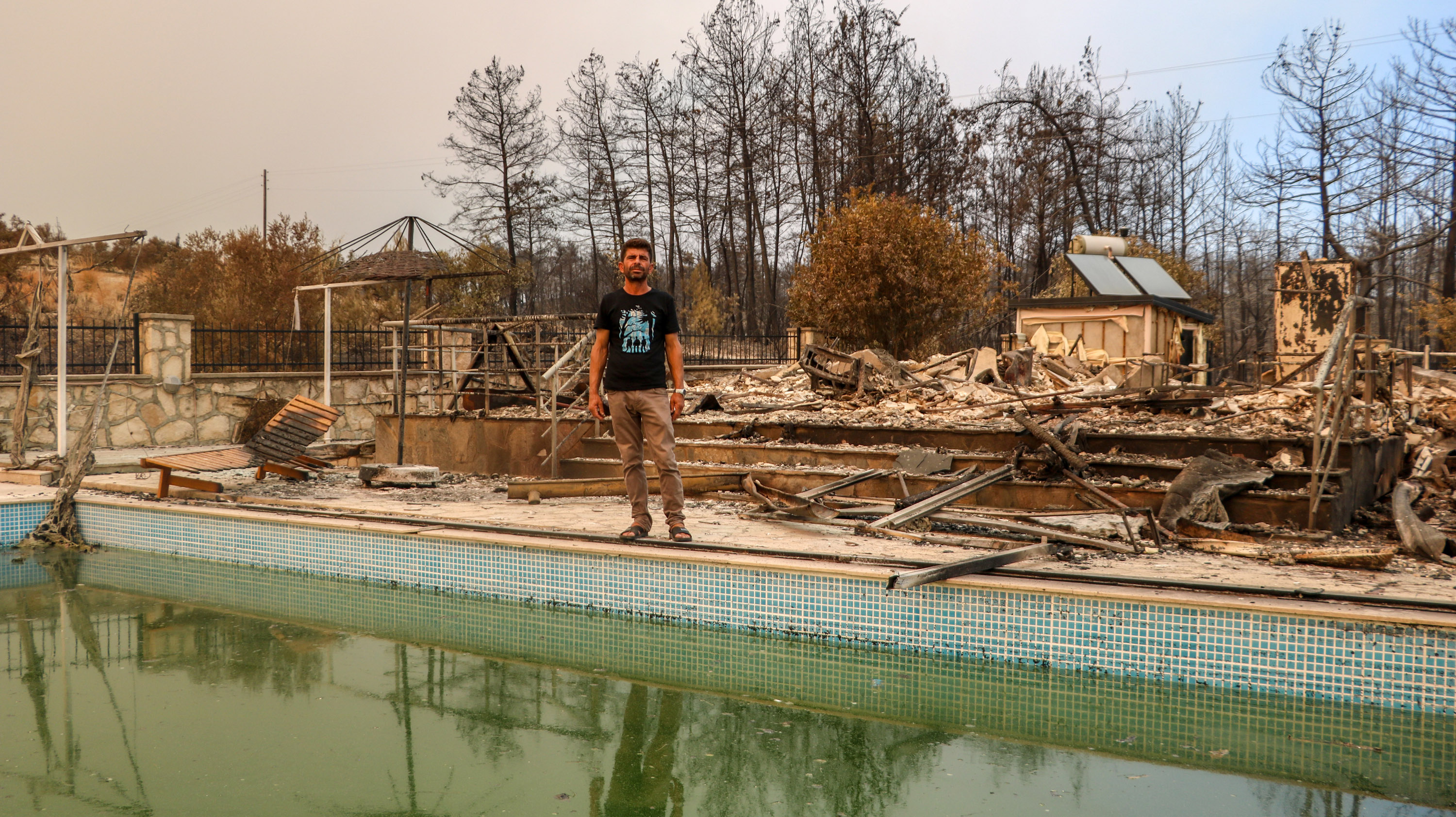 6 kişilik aile havuza girerek yangından kurtuldu