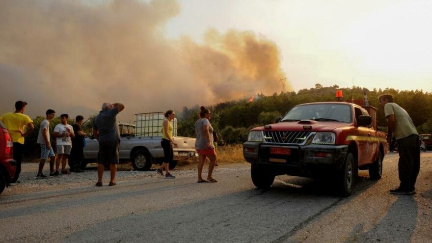 Rodos Adası yanmaya devam ediyor: Elektriksiz ve susuz kaldı