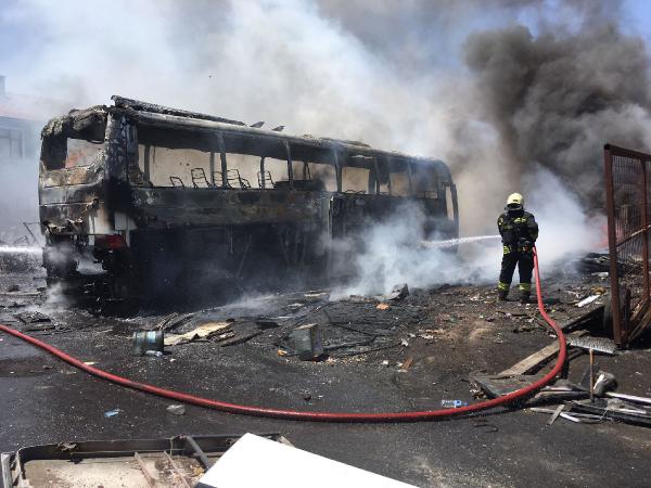 Hurda deposunda otobüs yandı