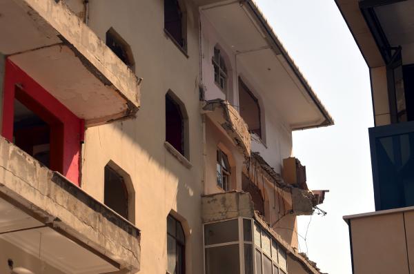 Avcılar'da boşaltılan binanın balkonu çöktü