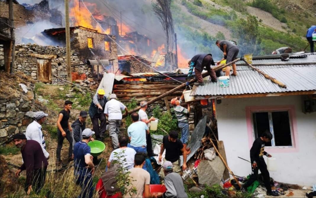 Artvin'de 10 ahşap ev yandı