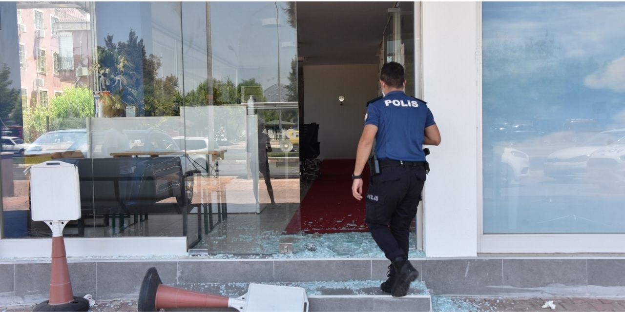 Üniversiteli Azra'nın katil zanlısının iş yerinin cam kapısını kırdılar