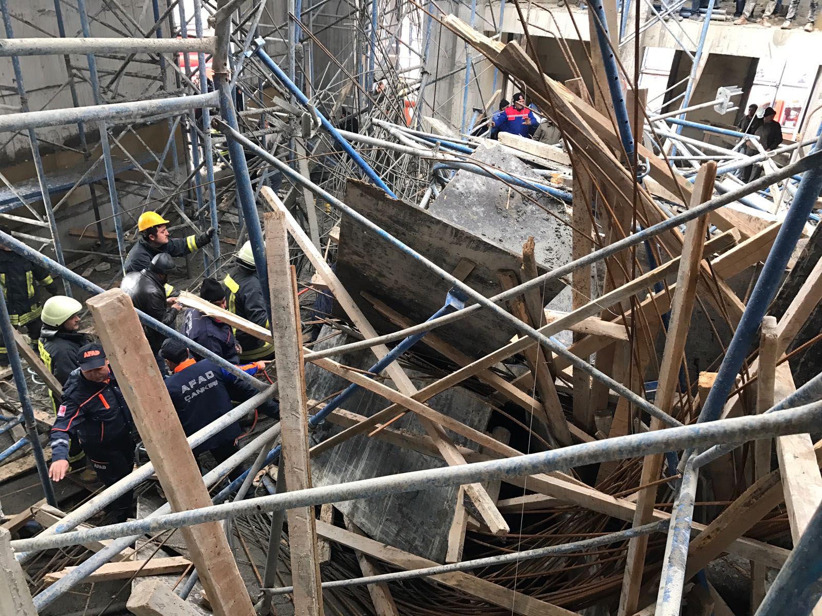 Cami inşaatında çökme: 3 işçi yaralandı
