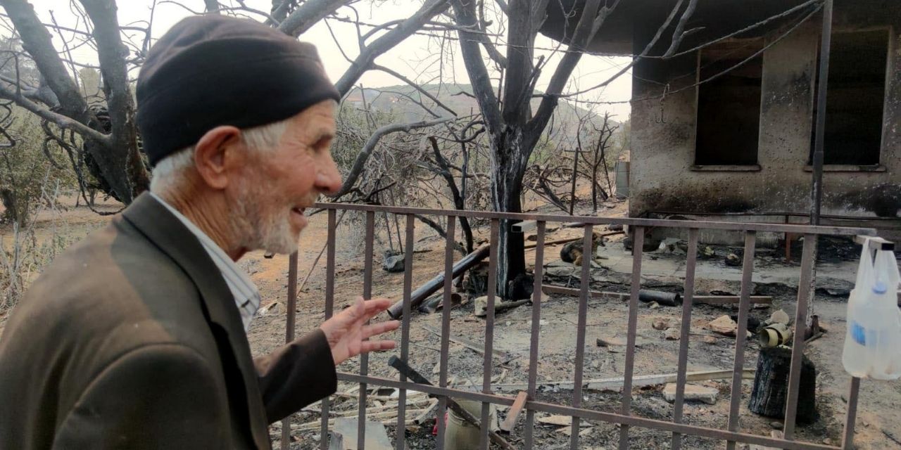 Yangında zarar gören evinin bahçesindeki karpuzları orman işçilerine ikram etti