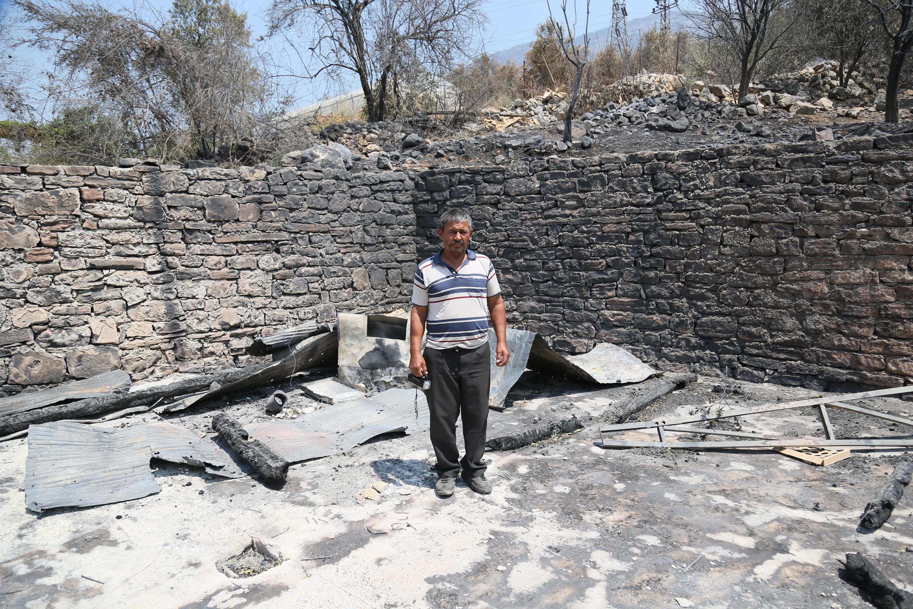 Manavgat'taki alevlerle 4 saat tek başına mücadele etti: Koyunlarını kurtaramadı