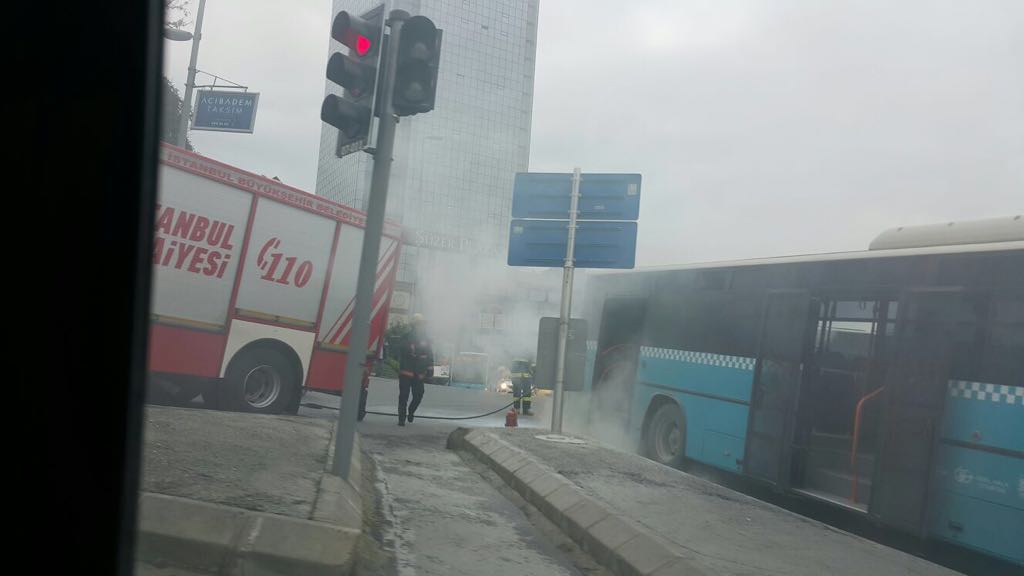 İstanbul'da büyük panik: İETT otobüsü alev aldı!