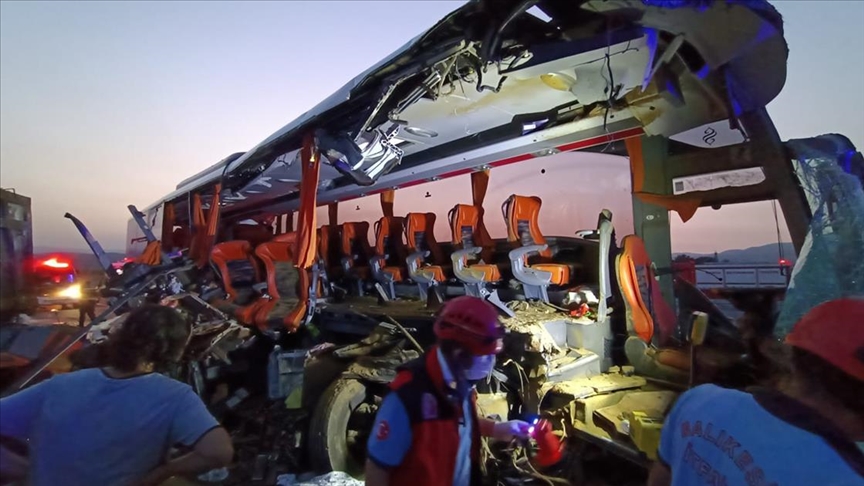 Soma'da TIR otobüse çarptı: 6 ölü, 42 yaralı