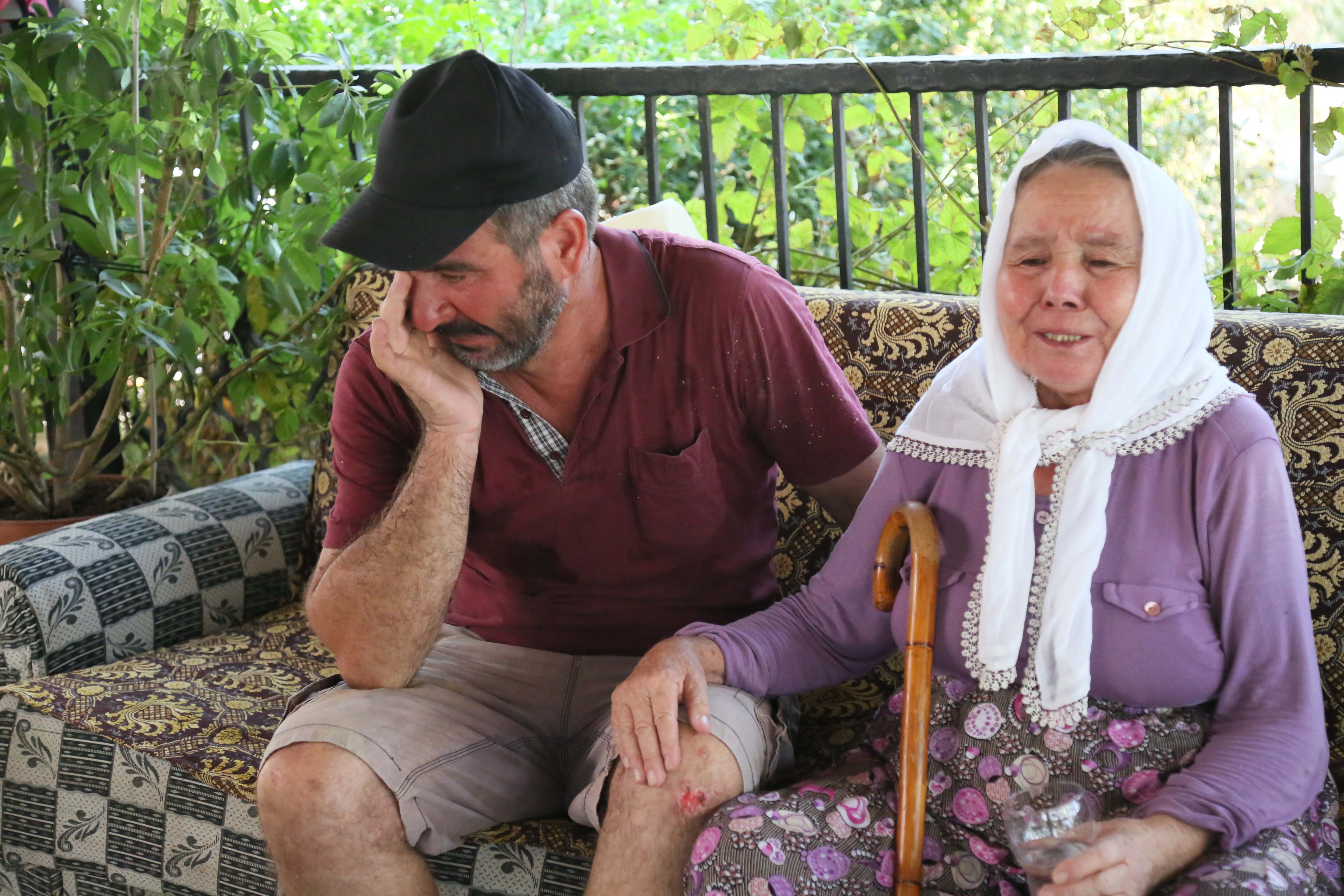 Annesini sırtında taşıyarak yangından kurtardı