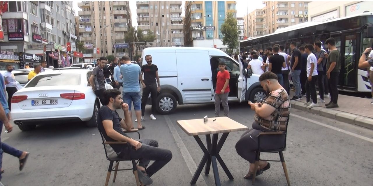 Masa sandalye ile yolu kapatıp, elektrik kesintilerini protesto ettiler