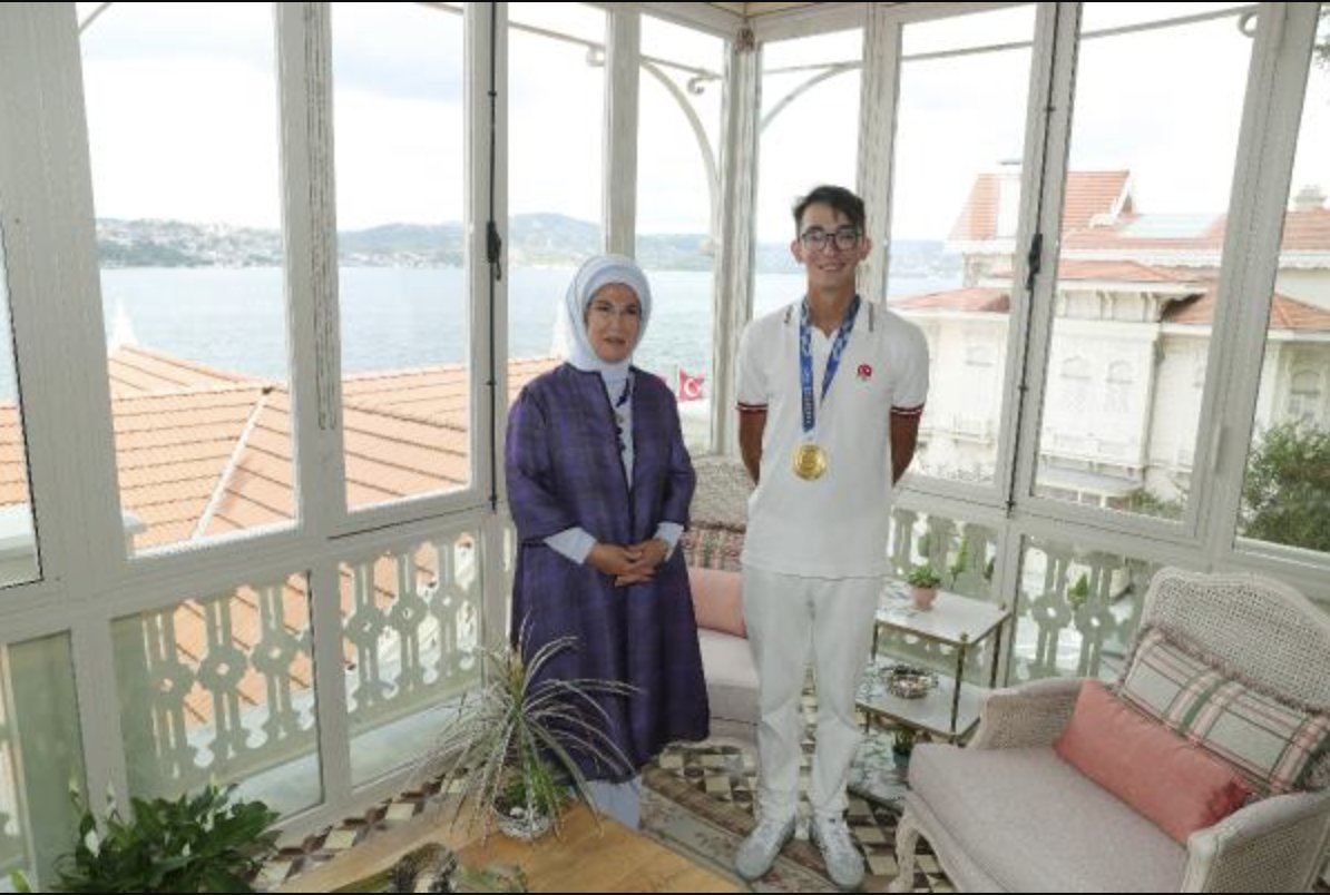 Mete Gazoz, Emine Erdoğan'ı ziyaret etti