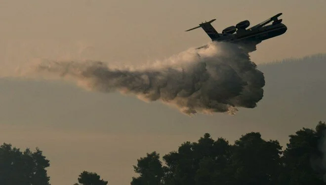 Yunanistan’da yangın söndürme uçağı düştü