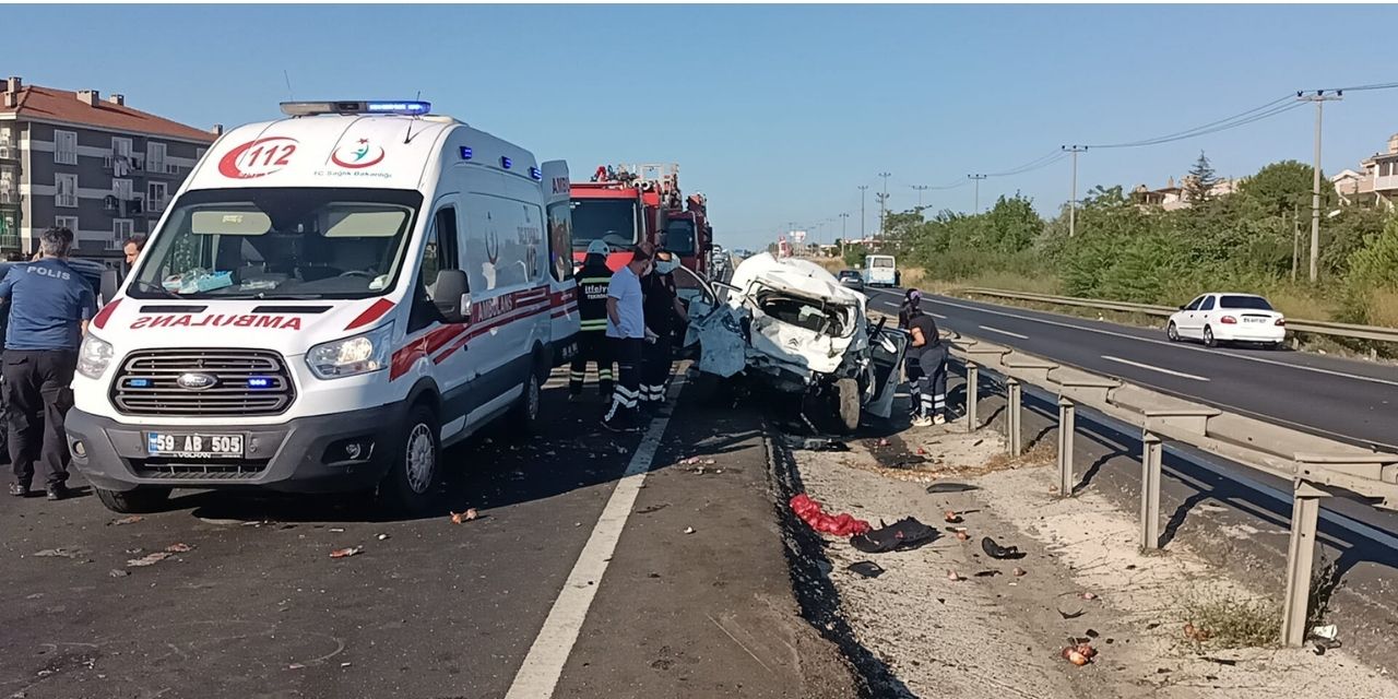 Servis minibüsü otomobile çarptı: 2 ölü, 4 yaralı