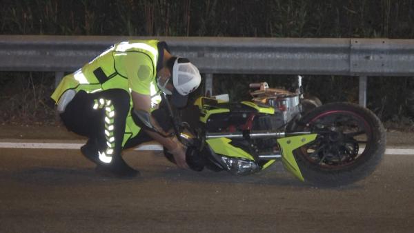 Bariyere çarparak 30 metre sürüklenen motosikletin sürücüsü öldü