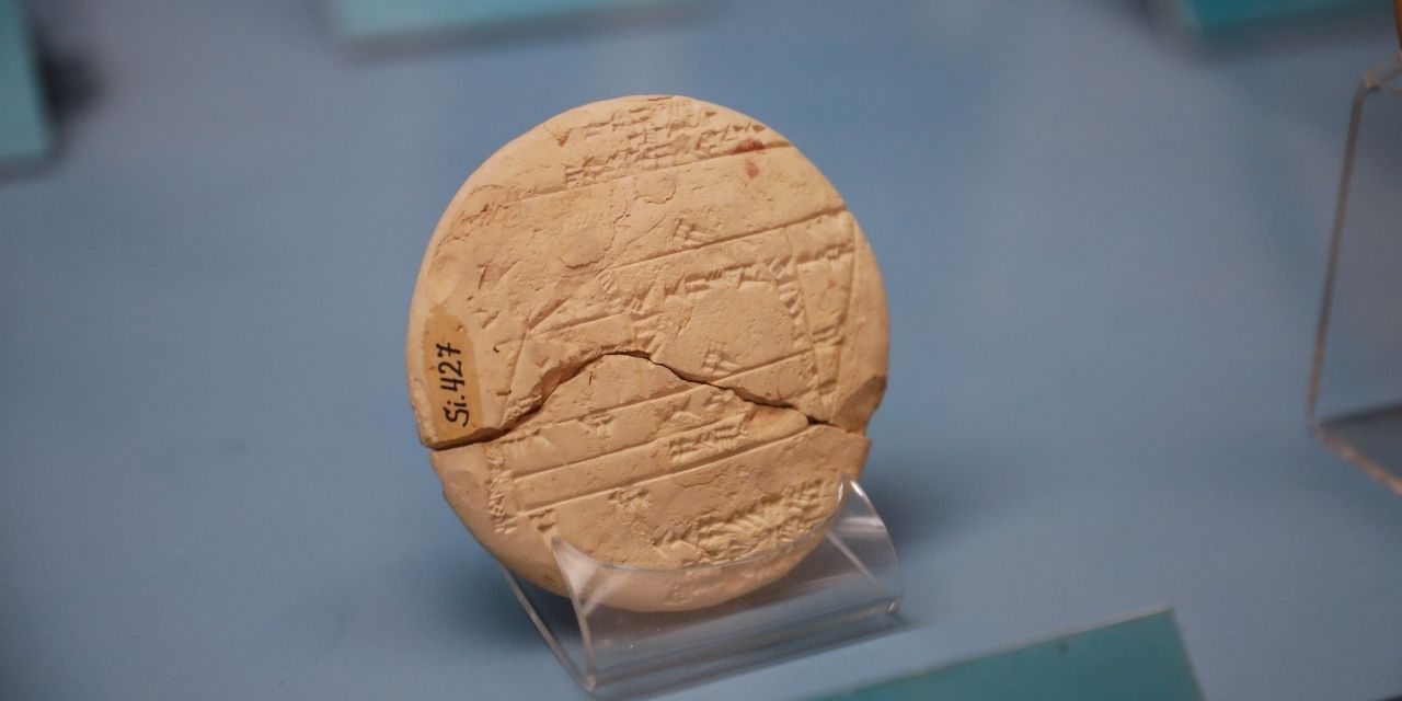 İstanbul arkeoloji müzesinde ilk geometri tableti