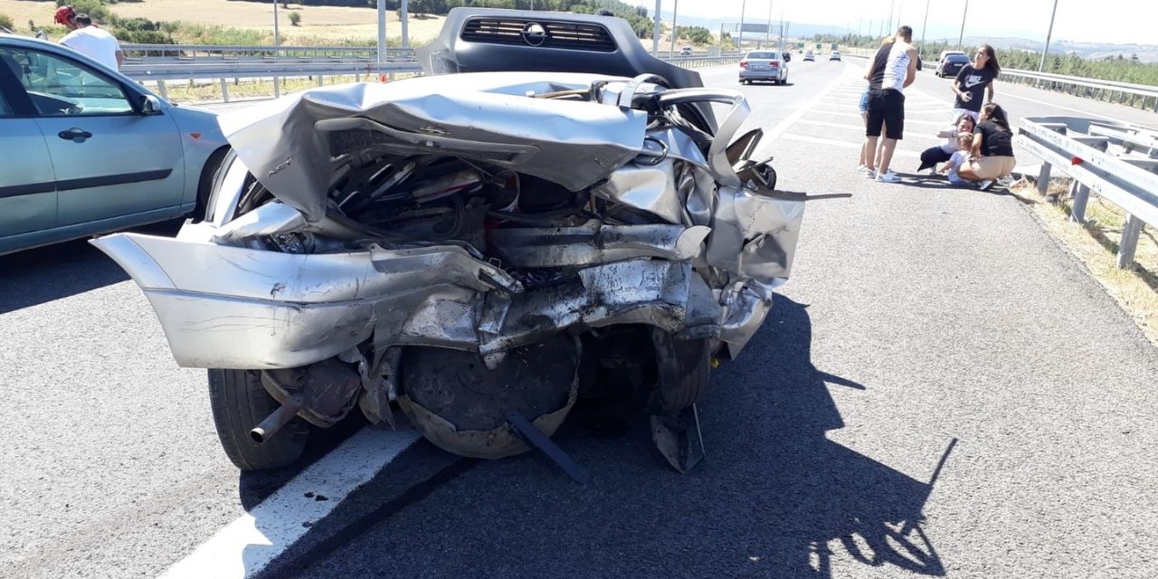 Otomobil, güvenlik şeridindeki otomobile çarptı: 1 ölü, 7 yaralı