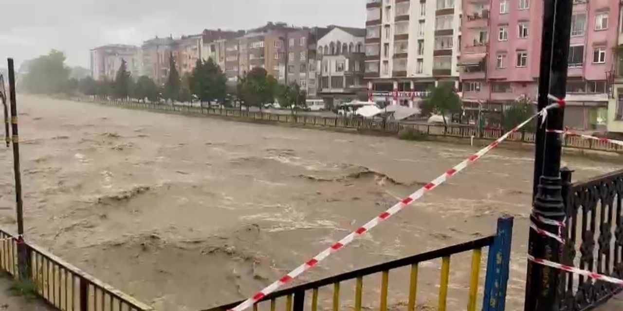 Terme Çayı'nın sağanakla birlikte taşma noktasına geldi: Sele karşı uyarı yapıldı