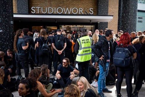 İngiltere'de aşı karşıtları BBC'yi bastı