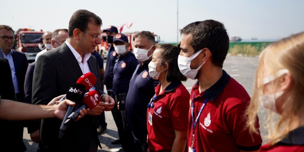 İmamoğlu yangınlara müdahale eden itfaiye çalışanlarını Yenikapı'da karşıladı