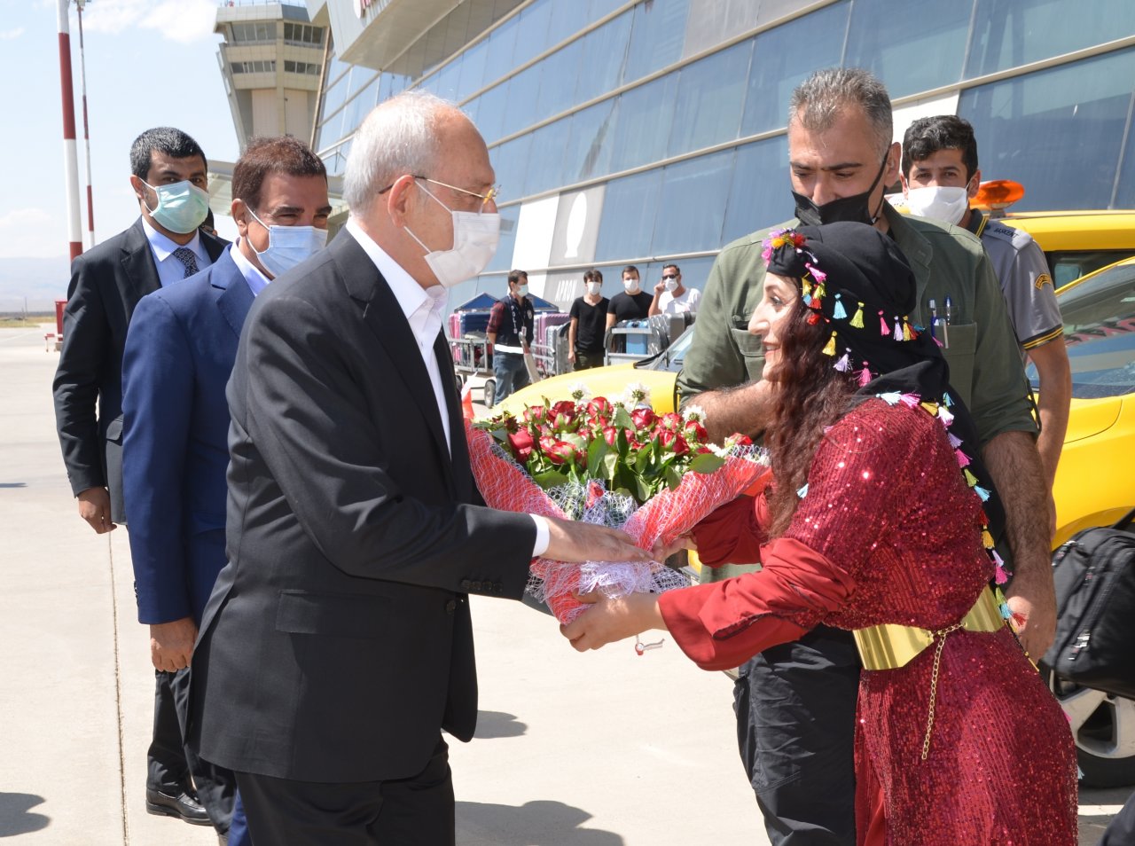 Kılıçdaroğlu, Van'da selden zarar gören vatandaşlara söz verdi: Taziye evi ve cami yapacağız