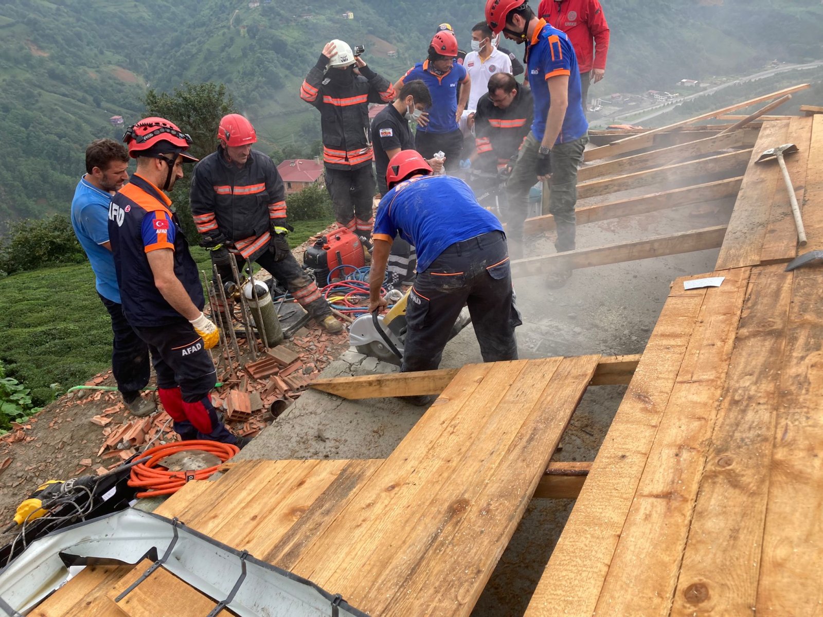 Çatısı çöken inşaat enkazında işçileri kurtarma mücadelesi kamerada