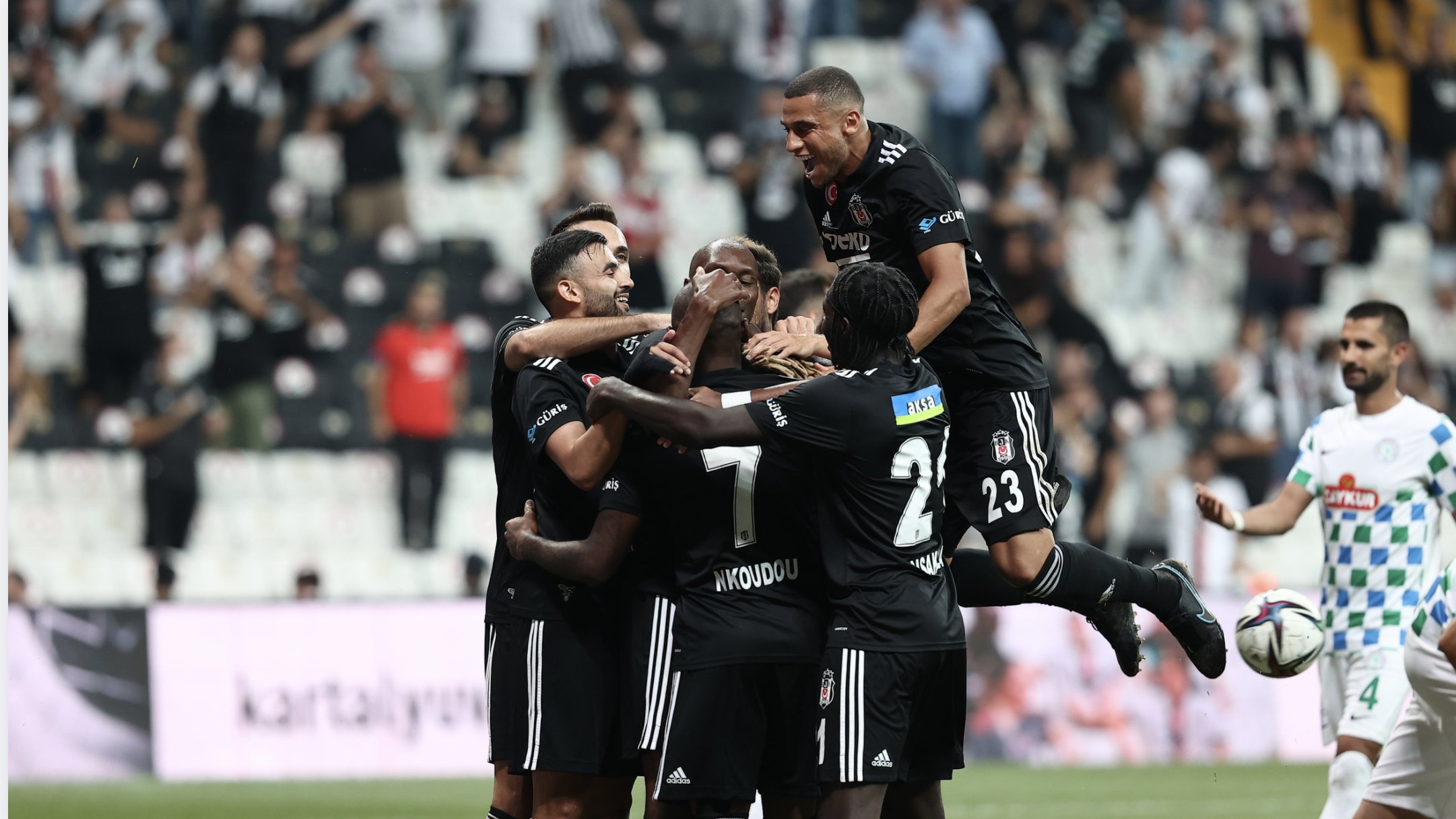 Rizespor maçında Beşiktaşlı taraftarlardan Abdullah Avcı'ya protesto