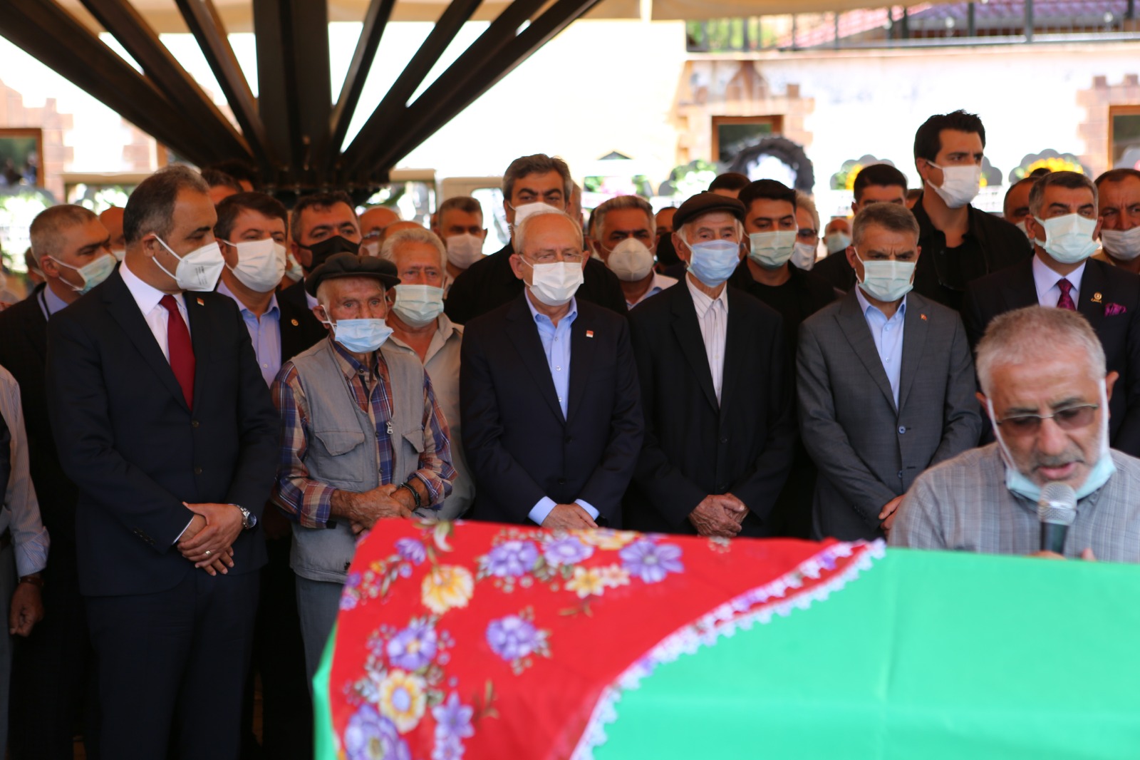 Kemal Kılıçdaroğlu, Tunceli'de teyzesinin cenaze törenine katıldı