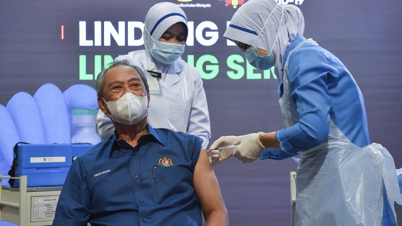 Malezya'da Kovid-19 aşısını tamamlayanlar için daha fazla serbestlik getirildi