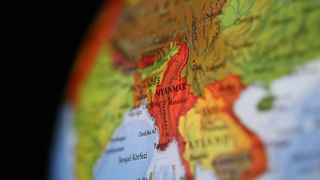 Myanmar'da maskeli kişiler 5 polisi öldürdü