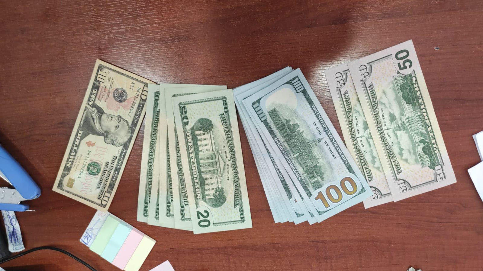 Otobüs şoförü, Rus turistin unuttuğu bin 210 doları teslim etti